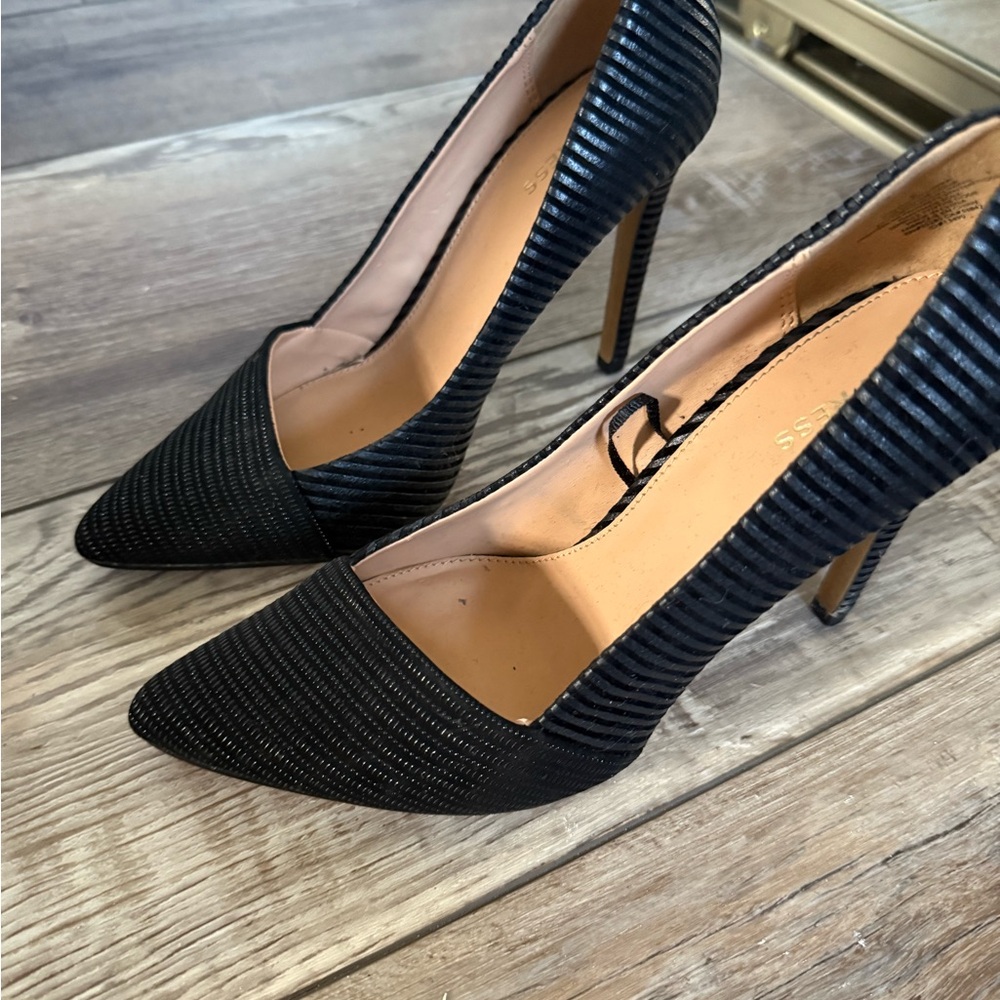Express Black Elegant Heels with Textured Design - Picture 2 of 2